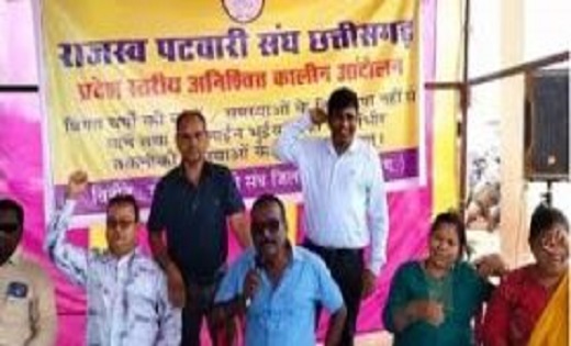 32 सूत्री मांगों को लेकर प्रदेश के सभी पटवारी आज से अनिश्चितकालीन हड़ताल पर, मुख्यालयों में कर रहे धरना-प्रदर्शन
