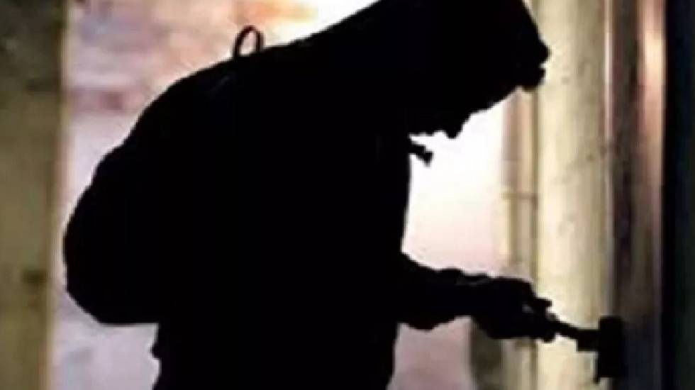महासमुंद : रिटायर्ड व्याख्याता के घर से सोने-चाँदी सहित नगद रकम की चोरी