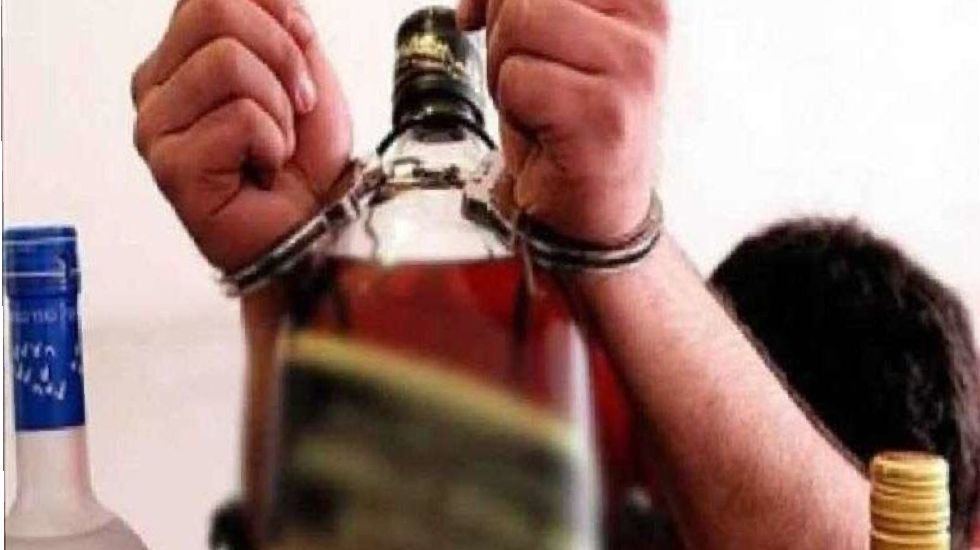 सांकरा : परसवानी चौक में घेराबंदी कर पुलिस ने जप्त की 3 लीटर... - CG Sandesh