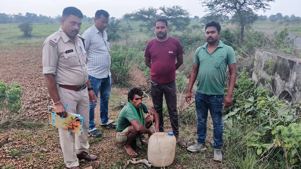 बसना : 15 लीटर महुआ शराब के साथ एक व्यक्ति गिरफ्तार - CG Sandesh