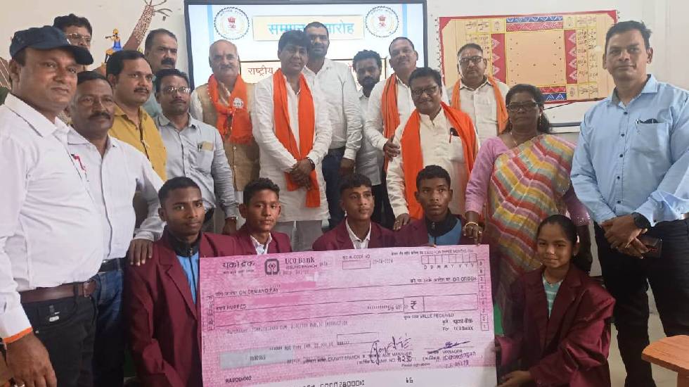 महासमुंद : विधायक सिन्हा ने खिलाड़ियों को मोमेन्टो, पदक एवं स... - CG Sandesh