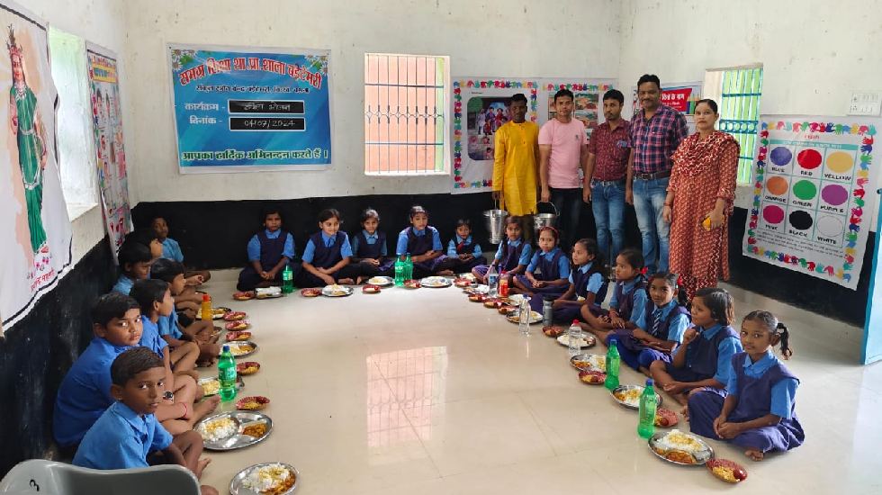 बसना : शासकीय प्राथमिक शाला बड़ेटेमरी में जगत परिवार ने कराय... - CG Sandesh
