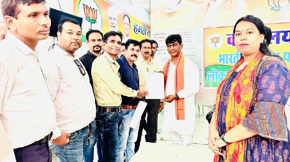 महासमुंद : विधायक से मिले पटवारी संघ के सदस्य, मांगों से करा... - CG Sandesh