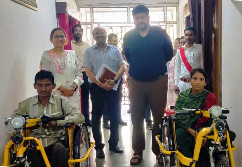 महासमुंद : कलेक्टर ने दिव्यांग टिकेश्वर एवं गौरी को मोटराइज्... - CG Sandesh