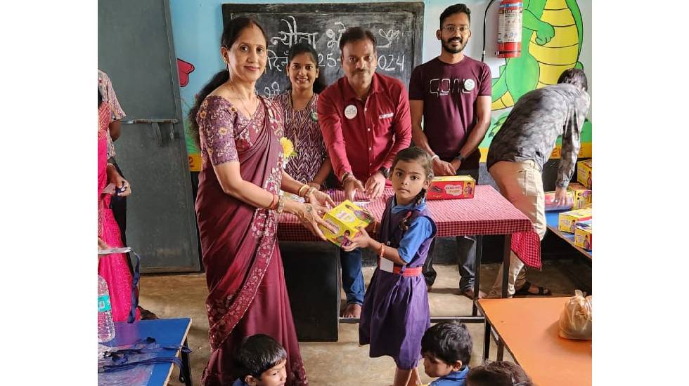 शासकीय प्राथमिक शाला बस्ती सरायपाली में जूता-मोजा वितरण और न... - CG Sandesh