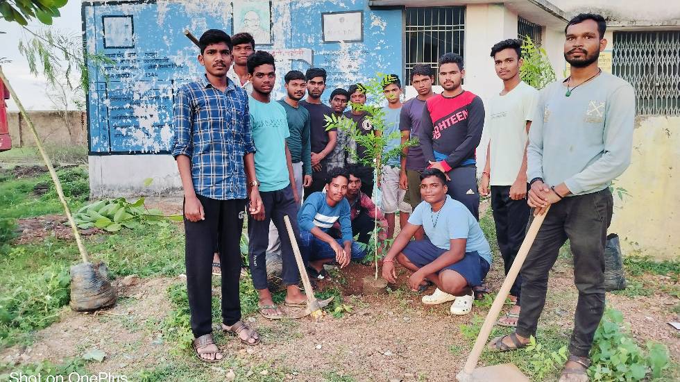 सरायपाली : ग्राम पंचायत रूढ़ा के युवाओं ने किया वृक्षारोपण - CG Sandesh