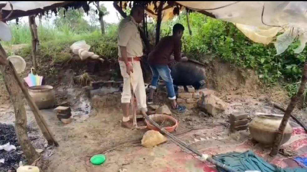 सांकरा : आबकारी टीम ने जप्त की 108 लीटर महुआ शराब और 920 किल... - CG Sandesh