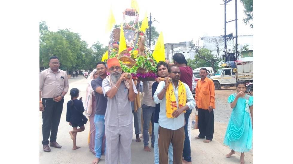 विश्व हिन्दू परिषद ने गुरू पादुका पालकी यात्रा का बसना में क... - CG Sandesh