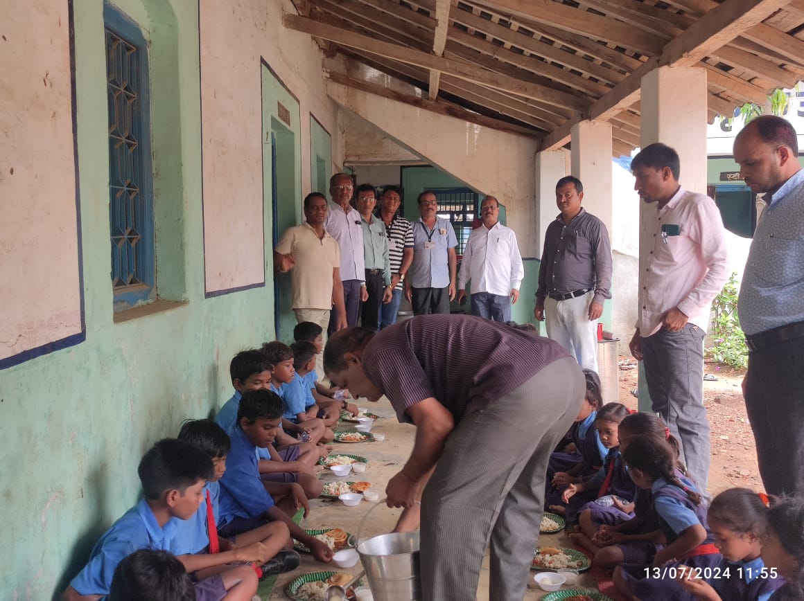 सरायपाली : पाटसेन्द्री में न्योता भोज का आयोजन - CG Sandesh