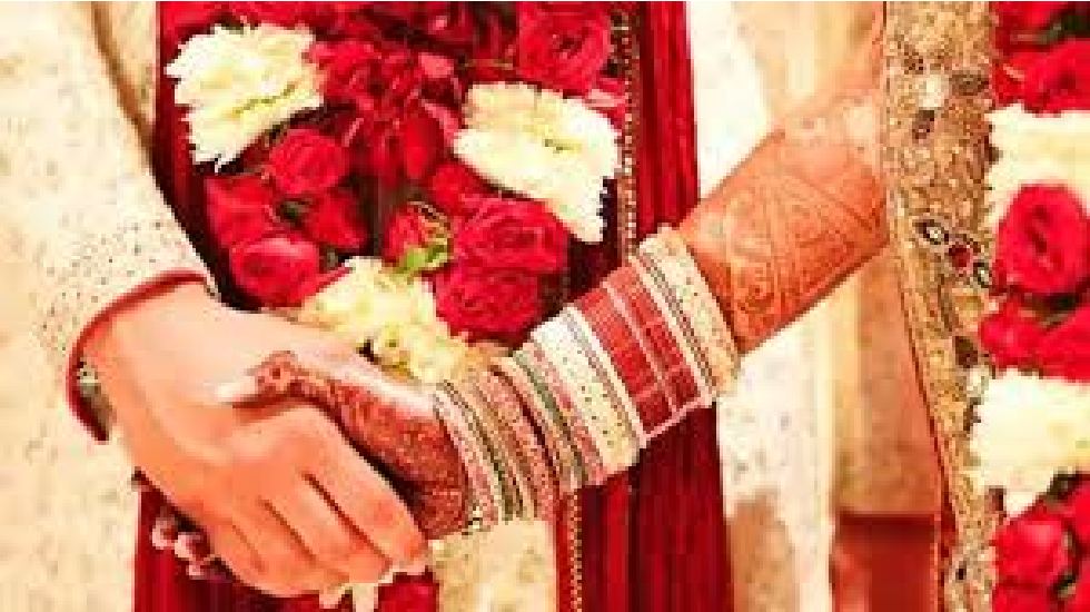 फर्जी आधार कार्ड बनाकर युवती ने 2 लोगों से की शादी, केस दर्ज - CG Sandesh