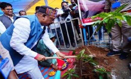 एक पेड़ मां के नाम : मुख्यमंत्री ने माँ के सम्मान में रोपा रुद्राक्ष का पौधा
