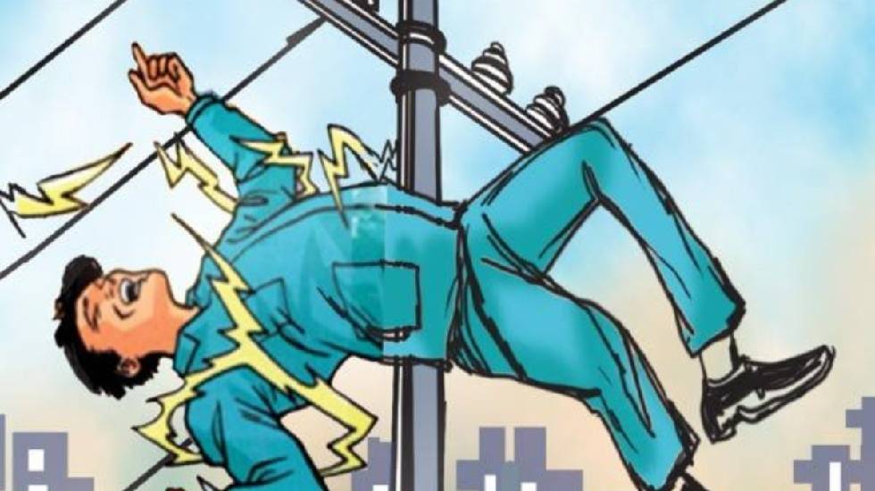 तुमगांव : बिजली खम्भे पर चढ़ कर काम कर रहे व्यक्ति की करंट लगने से मौत