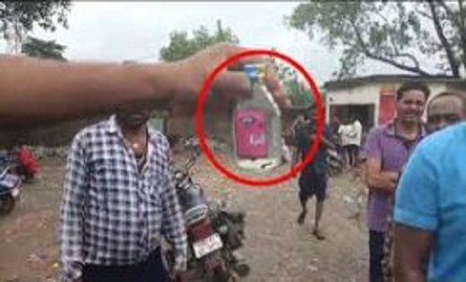 देसी शराब की बोतल में मिला कीड़ा, शराब दुकान के बाहर शराबियों... - CG Sandesh
