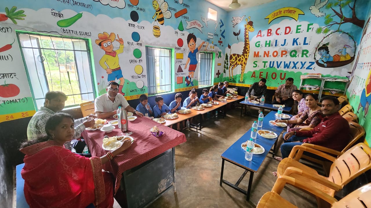 शासकीय प्राथमिक शाला बस्ती सरायपाली में न्यौता भोज का आयोजन - CG Sandesh