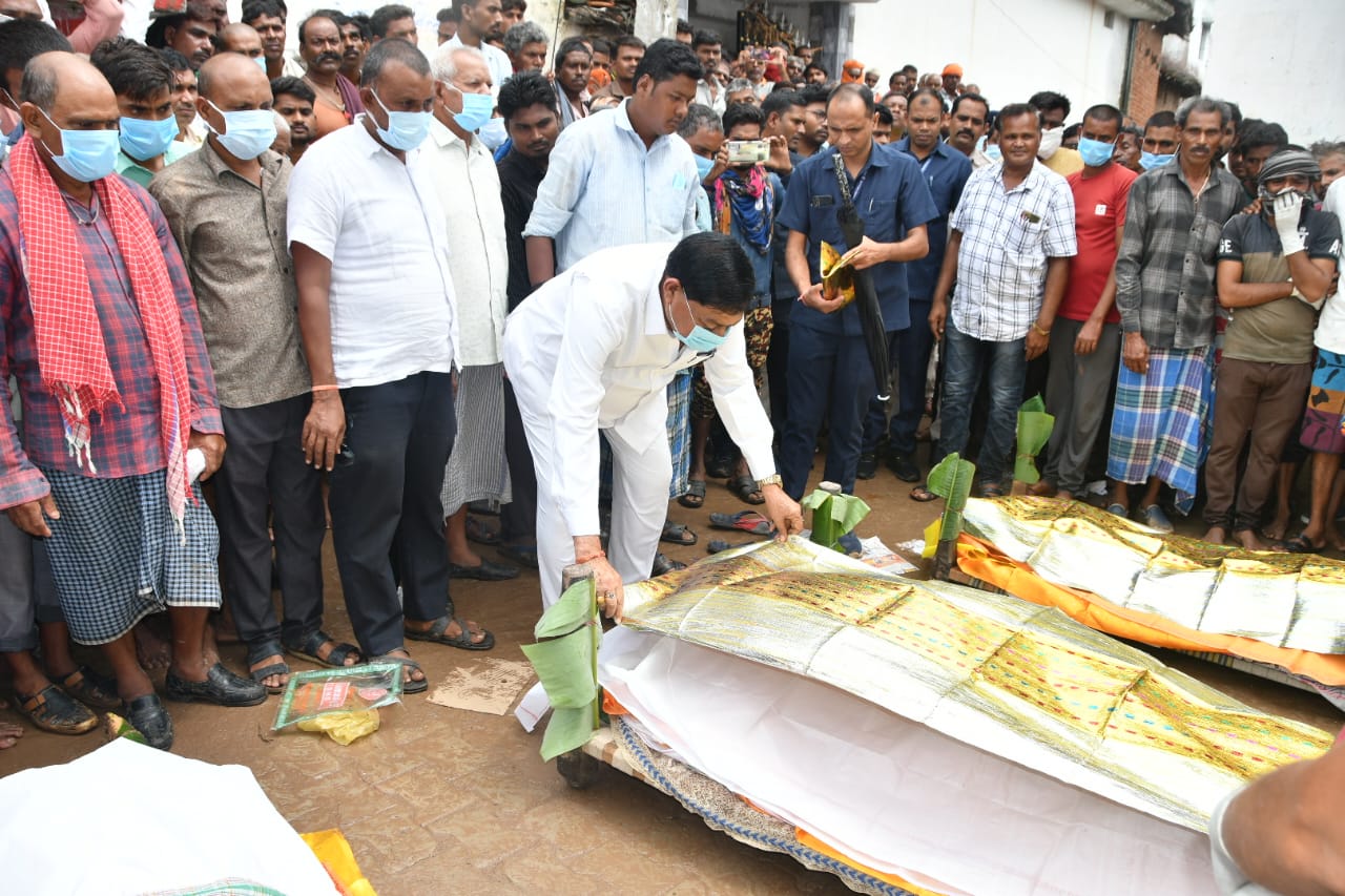 खाद्य मंत्री बघेल ने कुएं में जहरीली गैस से मृतकों के परिजनो... - CG Sandesh