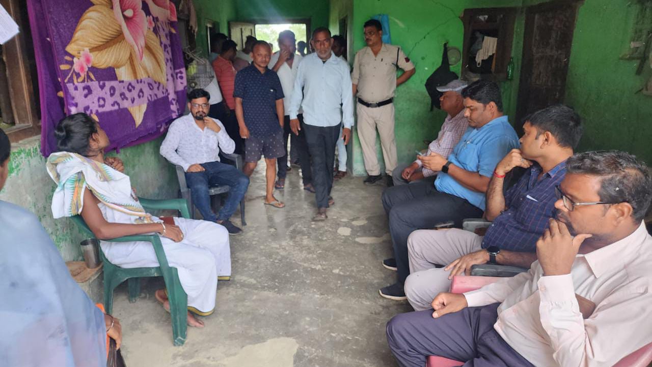 बसना : बूटीपाली के बाबा ने कबूला निःसंतान दंपतियों  का करता है ईलाज, कहा ना चाहते हुए भी बढ़ी अचानक भीड़।