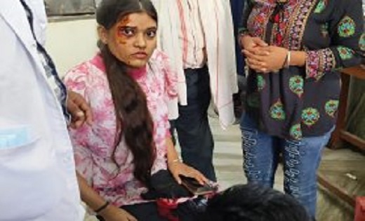 जज्बे को सलाम ,दुर्घटना में घायल छात्रा ने चार टांके और दो इ... - CG Sandesh