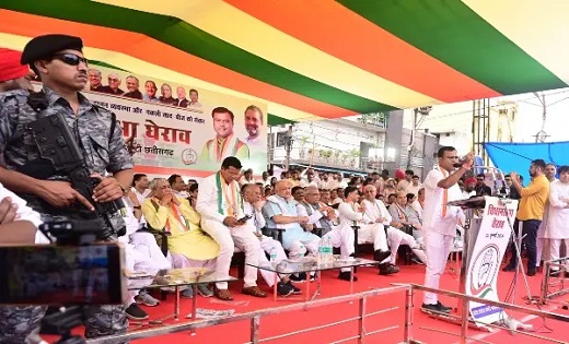 कांग्रेस के घेराव-प्रदर्शन के दौरान पूर्व प्रदेश अध्यक्ष-पूर्व मंत्री को मंच पर बैठने के लिए जगह तक नहीं मिली ! मजबूरी में दो कुर्सियों के हैंडल पर बैठे मोहन मरकाम