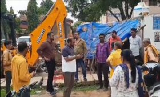 चाय वाले की टपरी हटाने बुलडोजर लेकर पहुंची राजस्व अमला के बच... - CG Sandesh