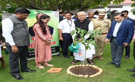राज्यपाल  हरिचंदन ने ‘एक पेड़ माँ के नाम‘ अभियान के तहत किया पौधरोपण