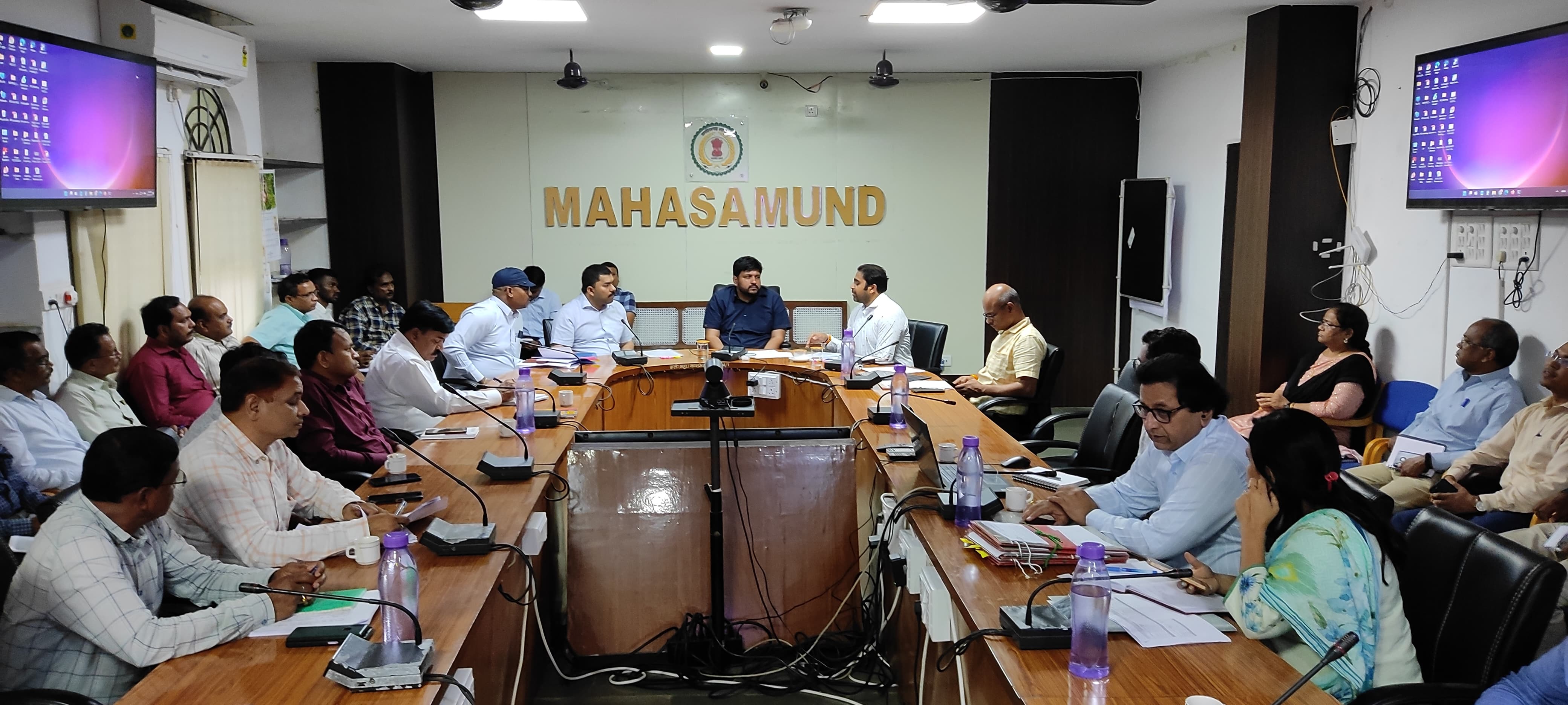 महासमुंद : कलेक्टर प्रभात मलिक ने ली साप्ताहिक समय-सीमा की ब... - CG Sandesh