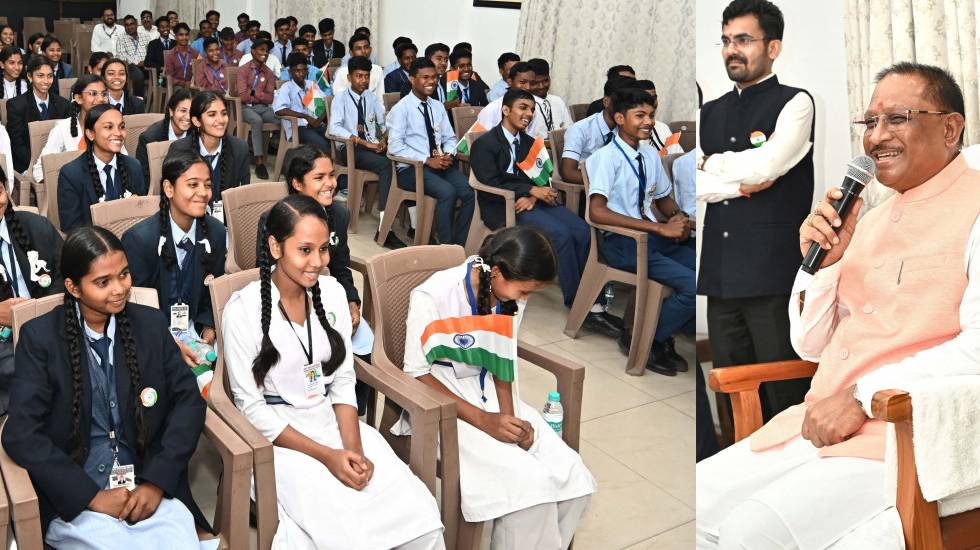 हवाई यात्रा कर रायपुर पहुंचे बीजापुर के मेधावी विद्यार्थियों... - CG Sandesh