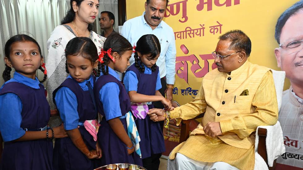महासमुंद : मुख्यमंत्री की कलाई पर अभ्यास स्कूल की छात्राओं न... - CG Sandesh