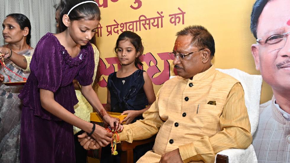 भारत में पहली बार ट्रांसजेंडरों ने मुख्यमंत्री को बांधी राखी