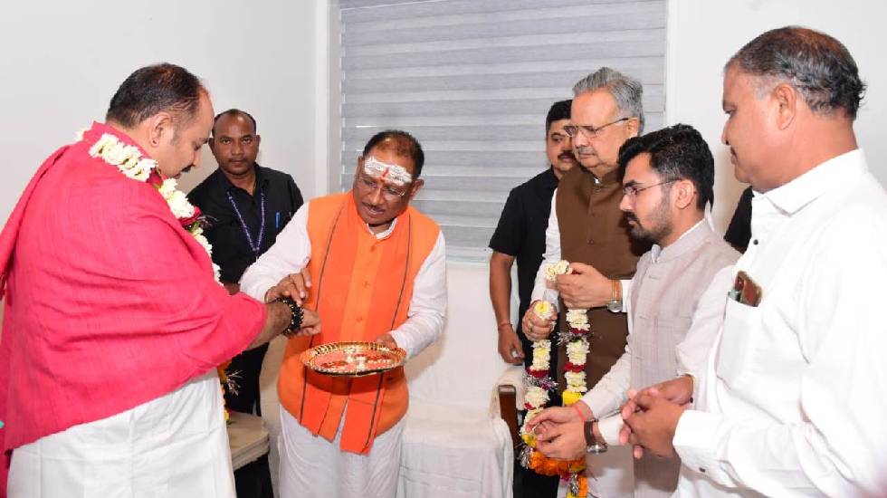 मुख्यमंत्री विष्णु देव साय ने सुप्रसिद्ध कथावाचक पंडित प्रदी... - CG Sandesh