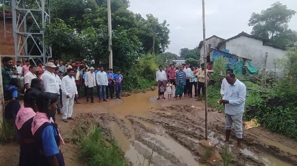 बसना : सिरको में मनाया गया स्वतंत्रता दिवस, कीचड़ के बीच सरप... - CG Sandesh