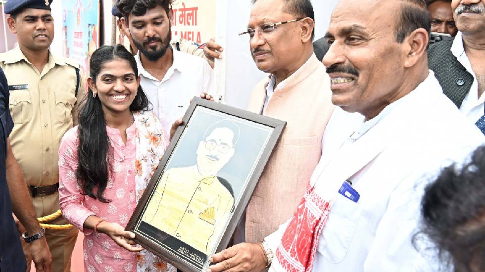 दिव्य कला मेला में मुख्यमंत्री साय को पैरा शिल्प से निर्मित ... - CG Sandesh