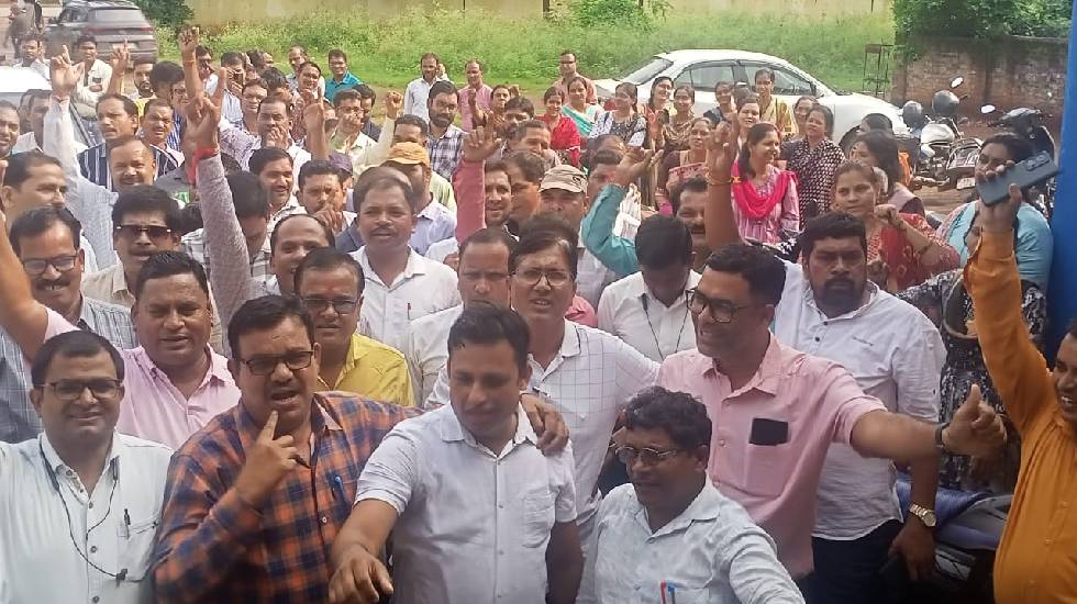 छत्तीसगढ़ शिक्षक संघर्ष मोर्चा ने युक्तियुक्तकरण नीति के खिला... - CG Sandesh