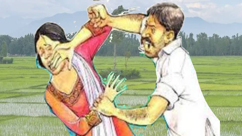 पिथौरा : खेत में काम करने गई महिला के साथ मारपीट - CG Sandesh