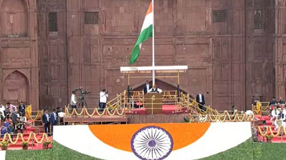 पीएम मोदी ने लाल किले पर फहराया तिरंगा - CG Sandesh