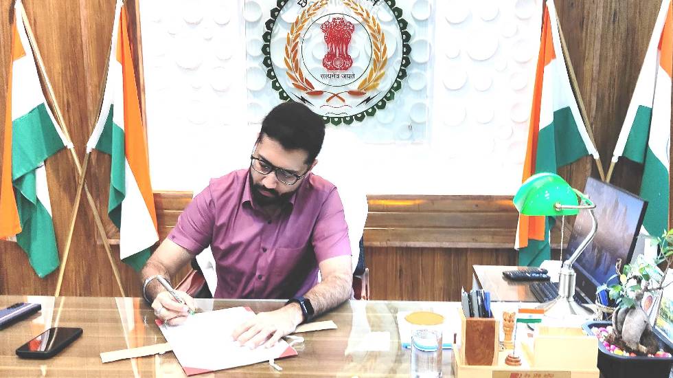 महासमुंद : नवपदस्थ कलेक्टर विनय कुमार लंगेह ने किया पदभार ग्... - CG Sandesh