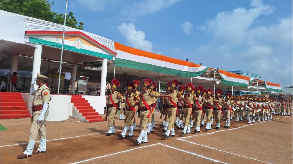महासमुंद : स्वतंत्रता दिवस से पहले मिनी स्टेडियम में की गई फ... - CG Sandesh
