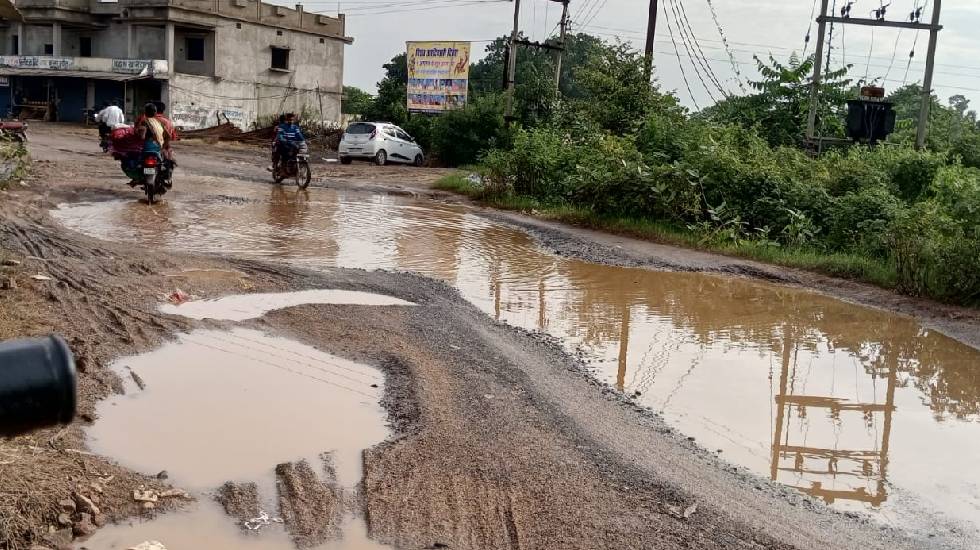 सांकरा : सड़क पर गड्ढों और जलभराव से राहगीर परेशान - CG Sandesh
