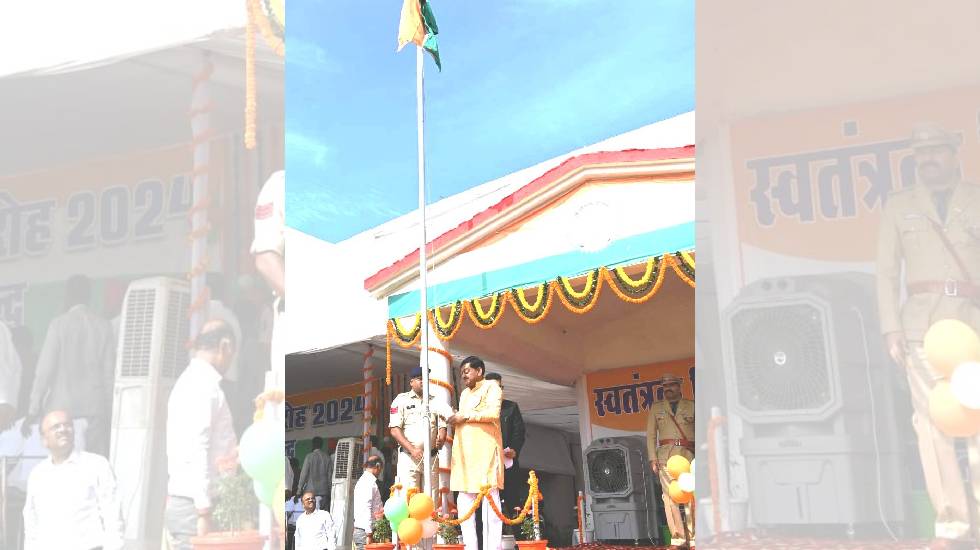 महासमुंद में खाद्य मंत्री दयालदास बघेल ने किया ध्वजारोहण - CG Sandesh