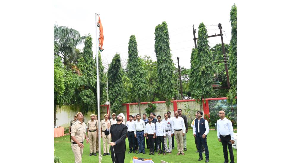 महासमुंद : कलेक्टर लंगेह ने कलेक्ट्रेट में किया ध्वजारोहण - CG Sandesh