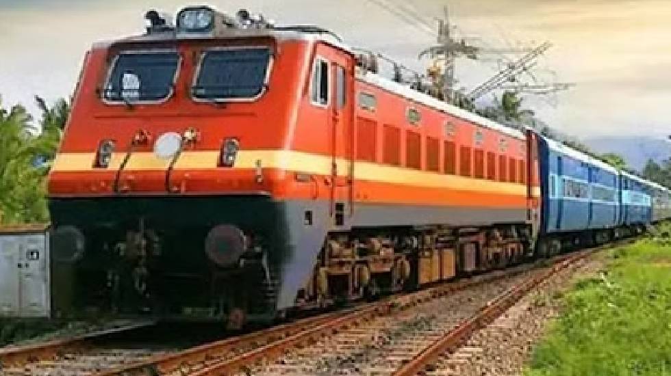 शराब के नशे में यात्री ने ट्रेन में की शर्मनाक हरकत, बर्थ पर... - CG Sandesh