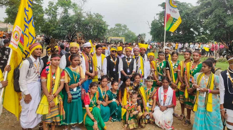 आदिवासी युवा प्रभाग सरायपाली-बसना के युवाओं ने निकाली भव्य ब... - CG Sandesh