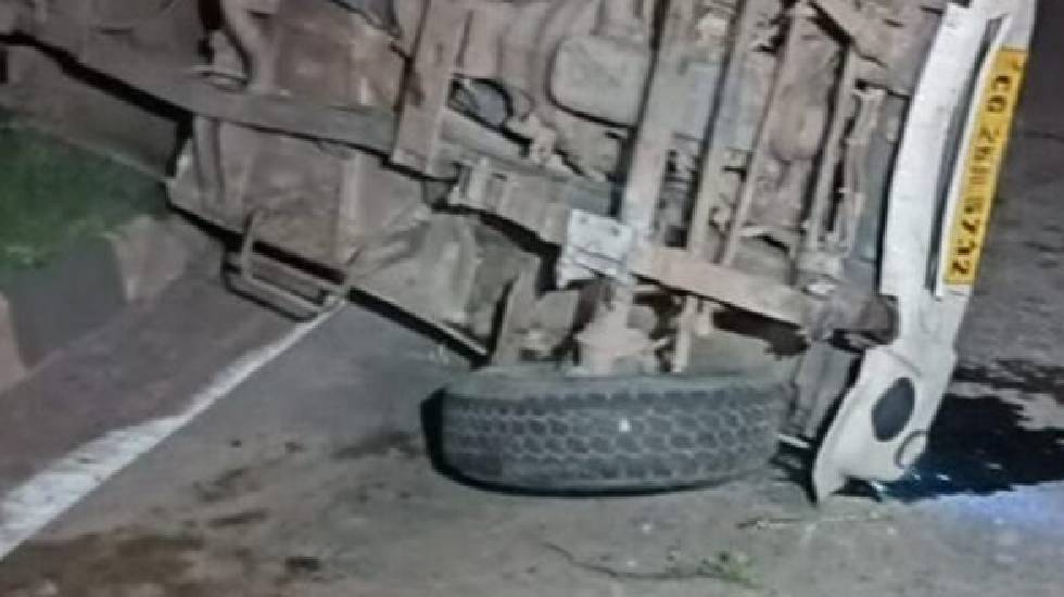 जतमई-घटारानी से लौट रहे पर्यटकों से भरी पिकअप डिवाइडर से टकराकर पलटी, एक की मौत 11 लोग घायल