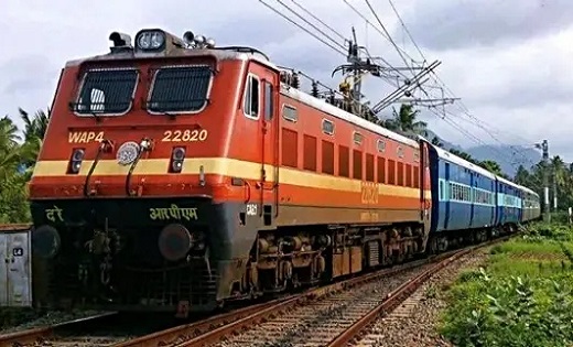 CG News : रेलवे स्‍टेशन पर मची भगदड़, एक ही प्लेटफॉर्म में आ... - CG Sandesh