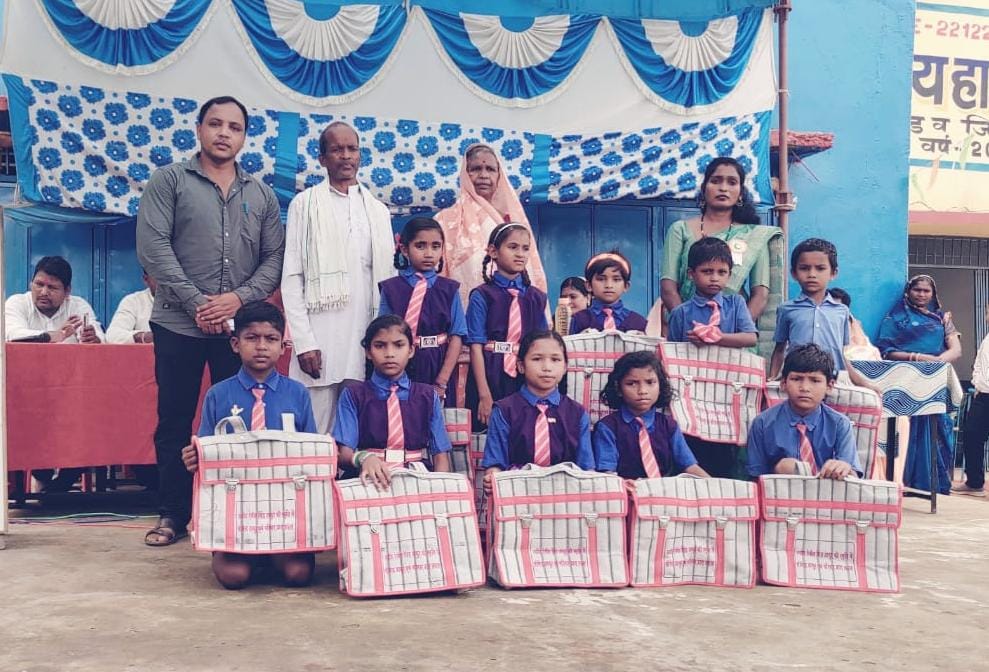 बागबाहरा : शहीद परिवार द्वारा नि:शुल्क स्कूल बैग वितरण - CG Sandesh