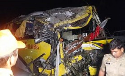 इटावा में बड़ा सड़क हादसा; डबल डेकर बस कार से टकराकर खाई में... - CG Sandesh