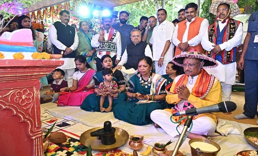 मुख्यमंत्री ने सपरिवार हरेली तिहार में की पूजा-अर्चना