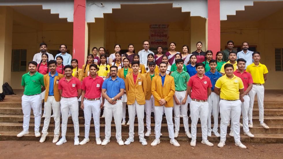 महर्षि विद्या मंदिर में हेड बॉय हेड गर्ल एवं अन्य इंचार्ज का... - CG Sandesh