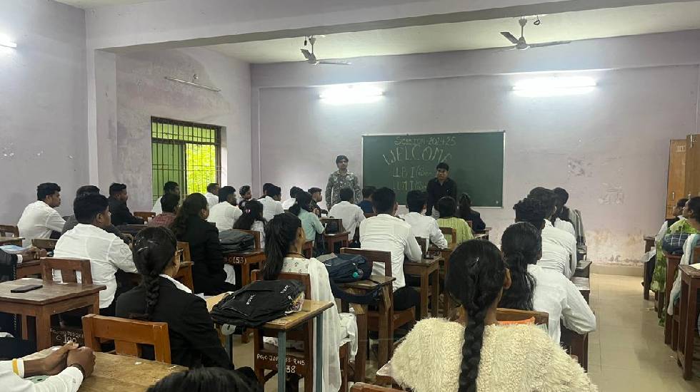 पीजी कॉलेज के विधि विभाग मे प्रथम वर्ष के विद्यार्थियों के ल... - CG Sandesh
