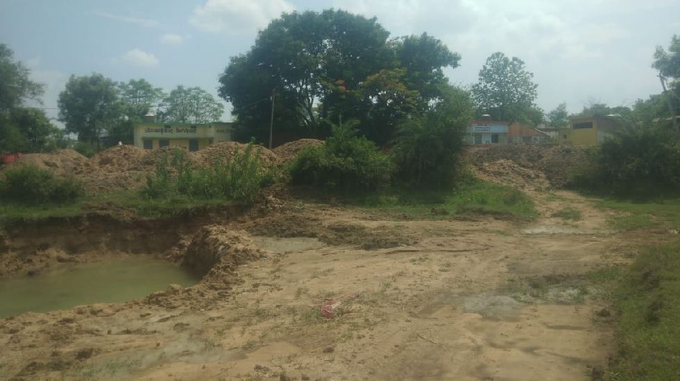 बसना : नहर के मार्ग को पाट देने से घरों में पानी घुसने का खत... - CG Sandesh