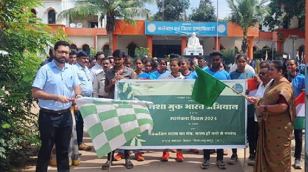 महासमुंद : कलेक्टर ने अधिकारी-कर्मचारियों को दिलाई शपथ - CG Sandesh